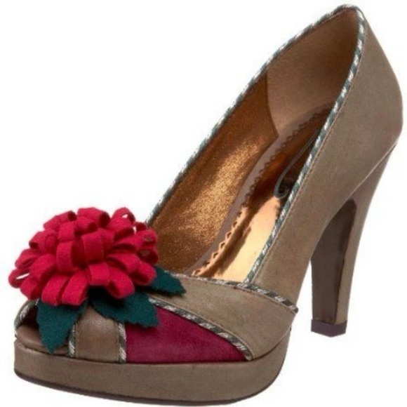 Poetic License Distressed Leather Floret Pom Pom Pumps Retro Heels Taupe Sz 7 - Picture 14 of 14